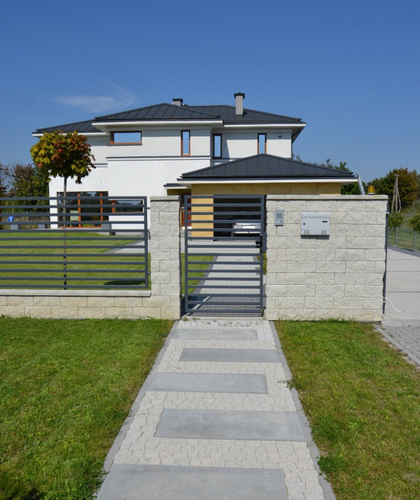 Furtka o szer. 1,15 m otwierana jest elektrozaczepem