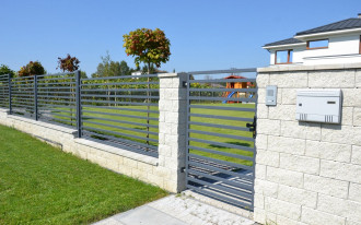 Ogrodzenie z prefabrykowanych elementów i poziomymi szczeblami