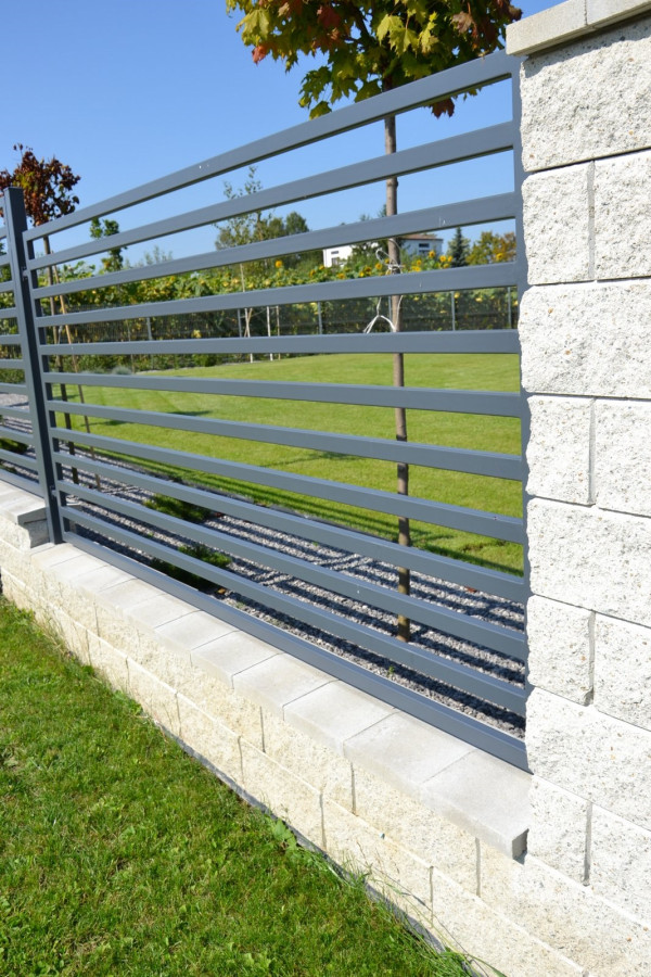 Podmurówka i słupki z kształtek betonowych