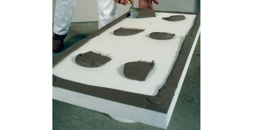 Aplikacja zaprawy Dryhesive Plus na styropian