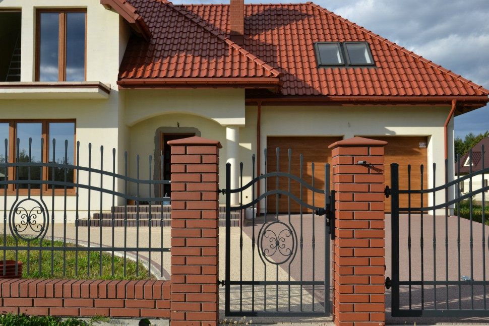 Słupki z klinkieru wymurowano tylko przy furtce i bramie, więc ogrodzenie wygląda lekko