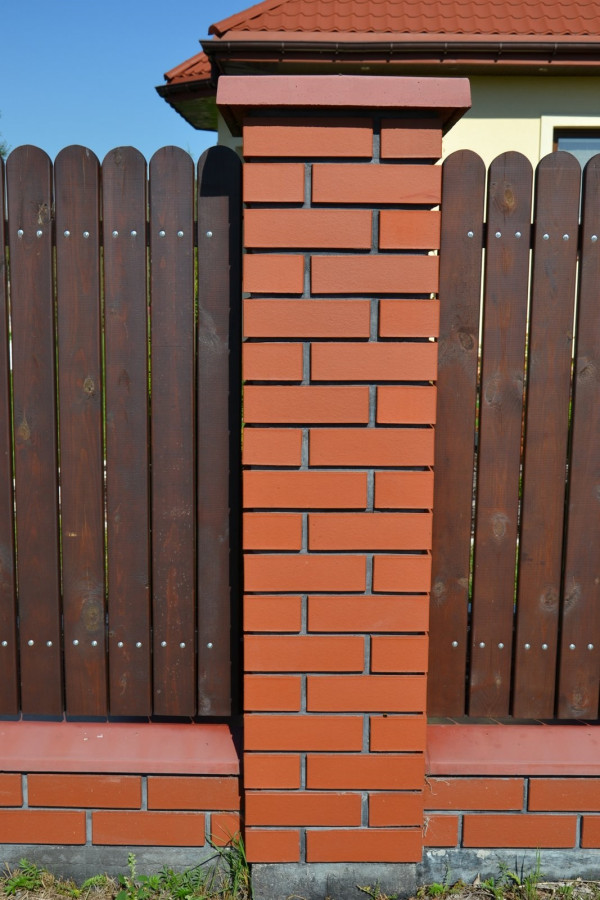 Na słupkach i podmurówce zastosowano gotowe daszki z klinkieru