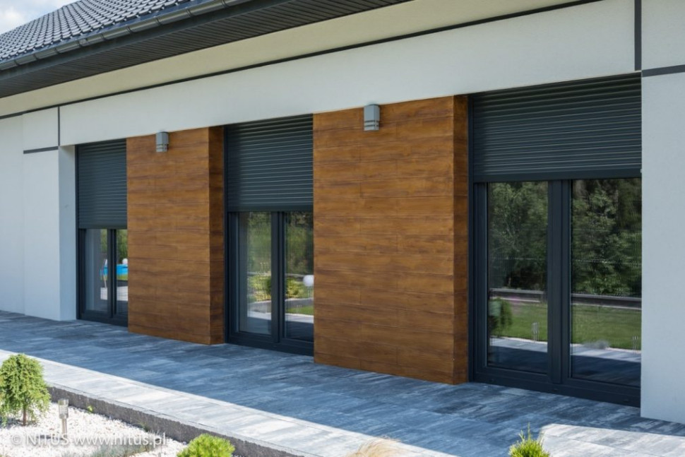 Duże okna z roletami zewnętrznymi