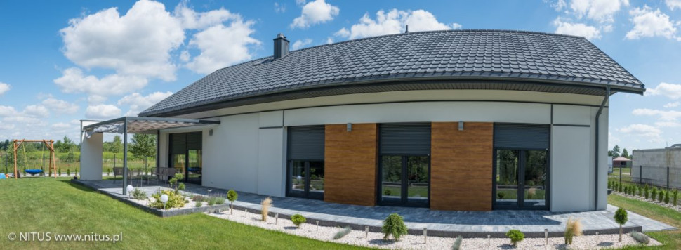 Panorama domu z dużymi przeszkleniami