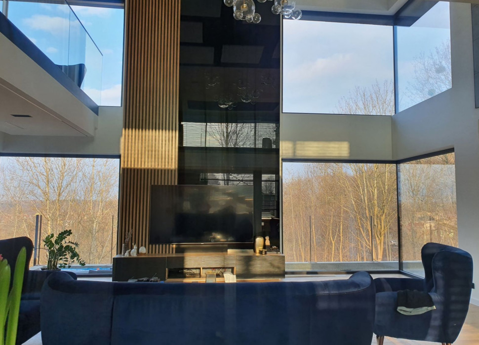 Salon z dużymi przeszkleniami