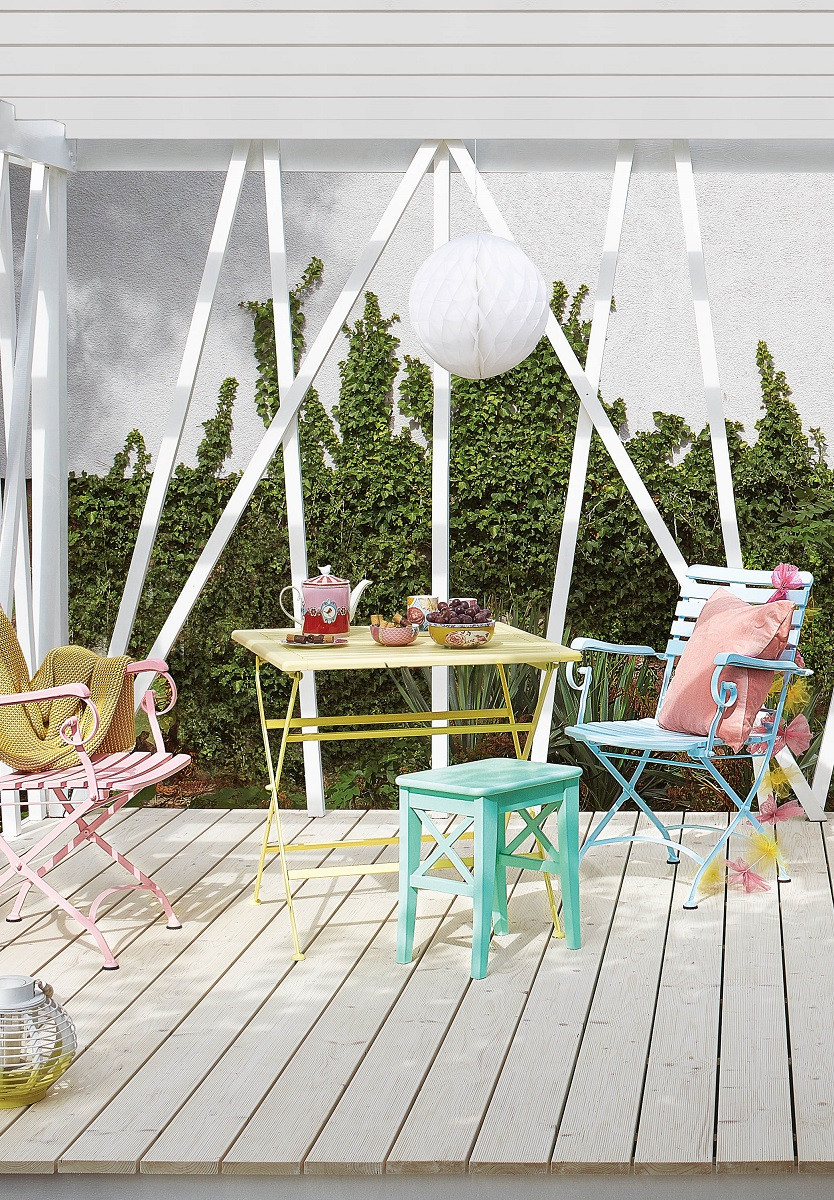 Meble w kolorach Tikkurila Everal Aqua Semi Matt 40: kolory G330 i G360 (krzesła), H373 (stołek), H302 (stół)