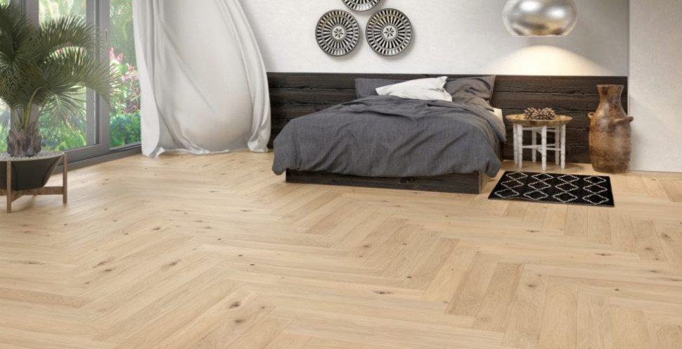 Białe ściany w orientalnym salonie