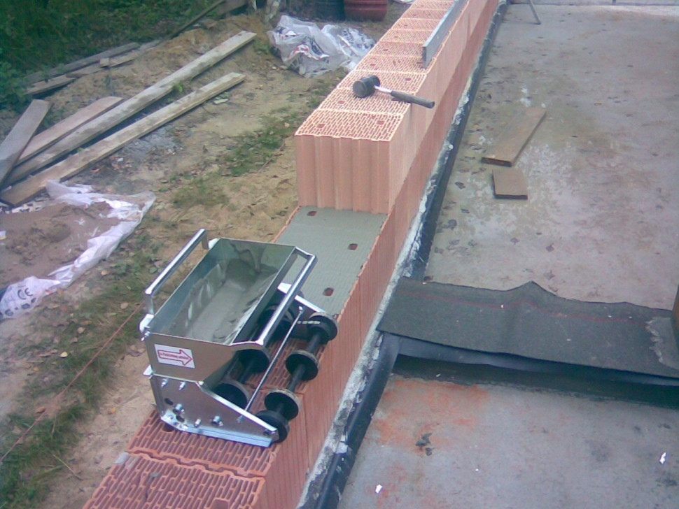 Cienką i równą warstwę zaprawy klejowej podawano przy pomocy specjalnego wózka