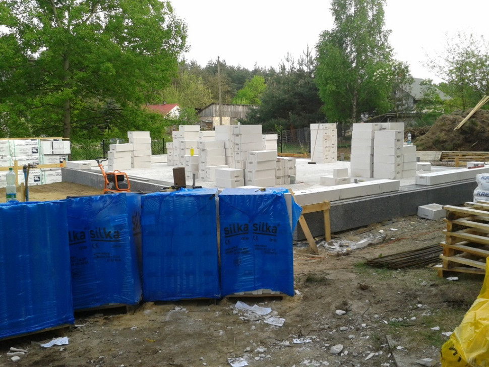 Ściany wzniesiono z bloczków betonu komórkowego energo o grubości 36,5 cm