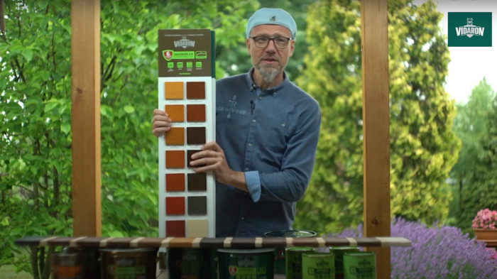 Budowa drewnianego płotu, kolorowanie drewna