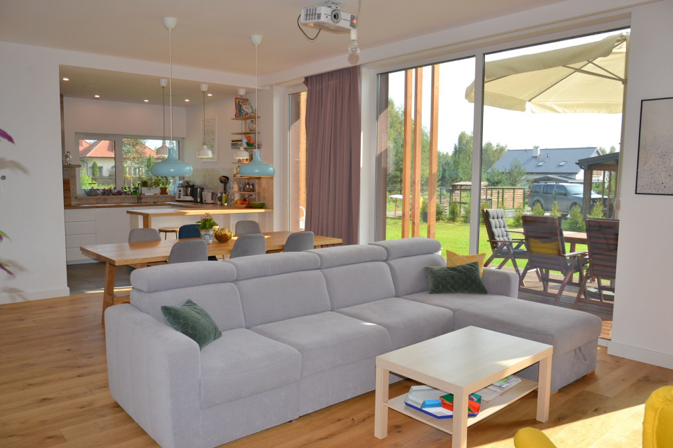 Sprawdza się klasyczna naturalna kolorystyka drewnianej posadzki