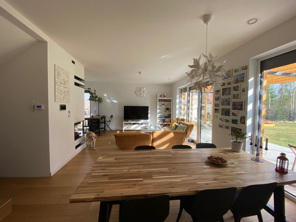 W salonie i jadalni ułożono panele winylowe