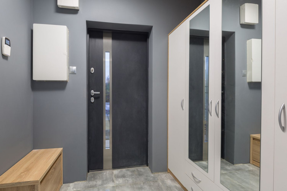 Zamontowane drzwi Reveal od wewnątrz