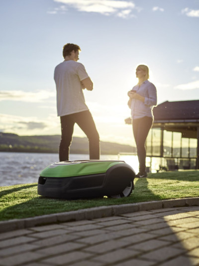 Roboty Greenworks są bardzo ciche