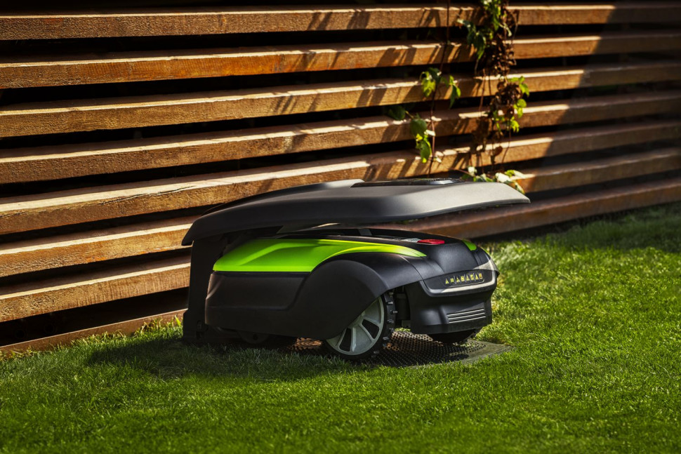 Każdy z oferowanych robotów Greenworks posiada dodatkowy przewód doprowadzający, który skraca drogę powrotu robota do stacji ładowania jak również po naładowaniu akumulatora doprowadza z powrotem do miejsca, w którym robot poprzednio zakończył pracę.