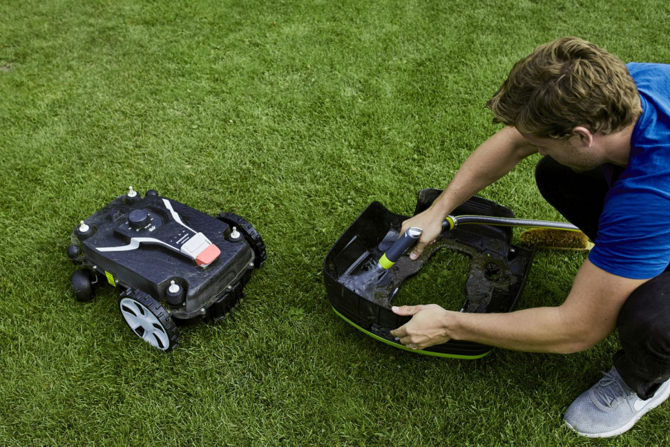 Czyszczenie robotów Greenworks to czysta przyjemność i zajmuję parę chwil!