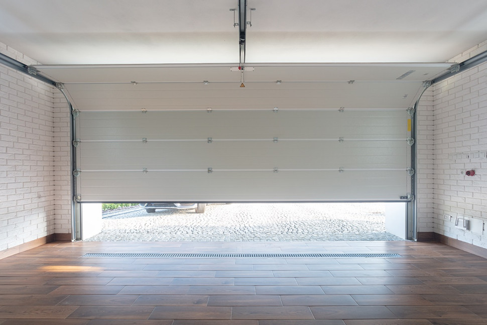 Brama garażowa podczas otwierania - widok z wnętrza garażu
