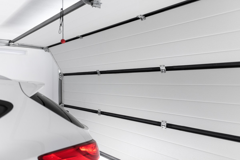 Brama garażowa segmentowa podczas otwierania