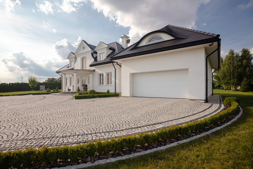 Brama segmentowa zamykająca dwustanowiskowy garaż