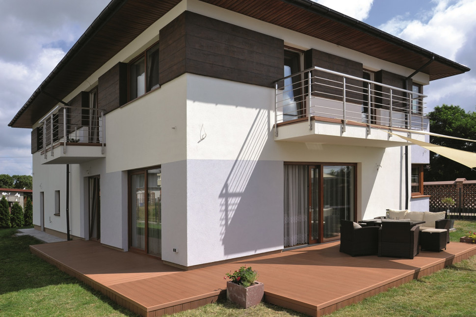 Budynek z pełnym piętrem i balkonami