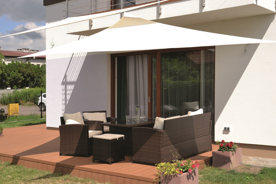 Podest z trwałych ryflowanych desek kompozytowych