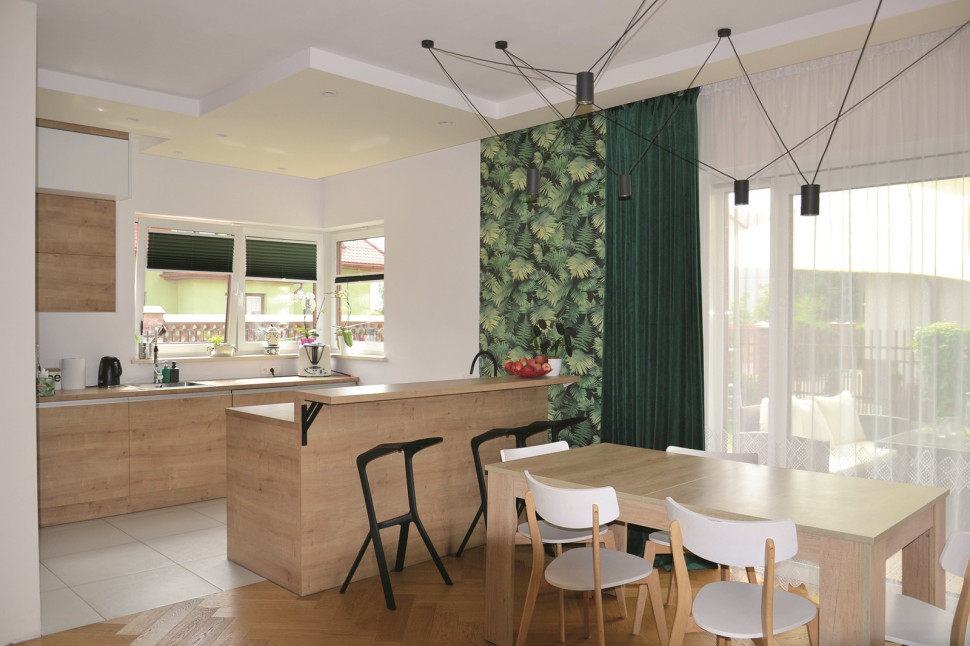 Na granicy kuchni i jadalni (połączonej z salonem) stoi półwysep z miejscem do spożywania posiłków