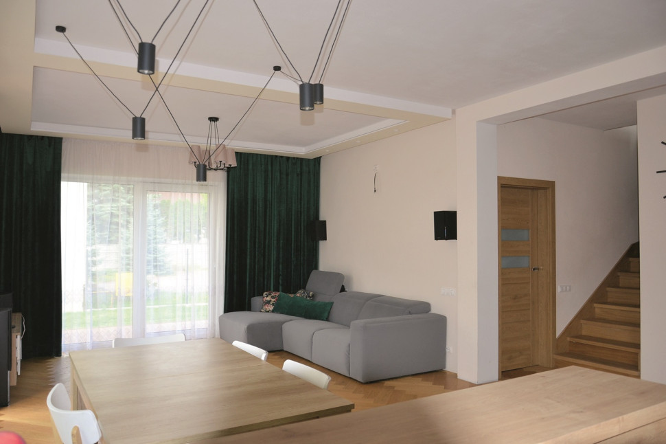 Salon z dużymi oknami