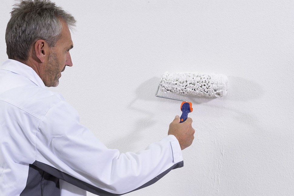 Malowanie elewacji po oczyszczeniu z zielonych nalotów. fot. Baumit Polska