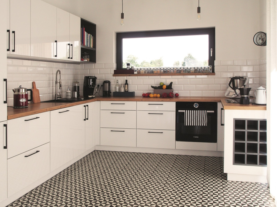 Ściany w kuchni pomalowane farbą ceramiczną. Nad blatami ułożone kafelki w stylu retro (o kształcie cegieł)