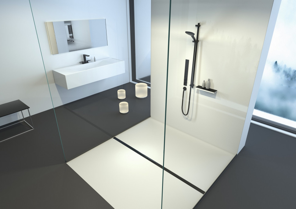 Prysznicowy odpływ liniowy zamontowany pośrodku strefy prysznicowej