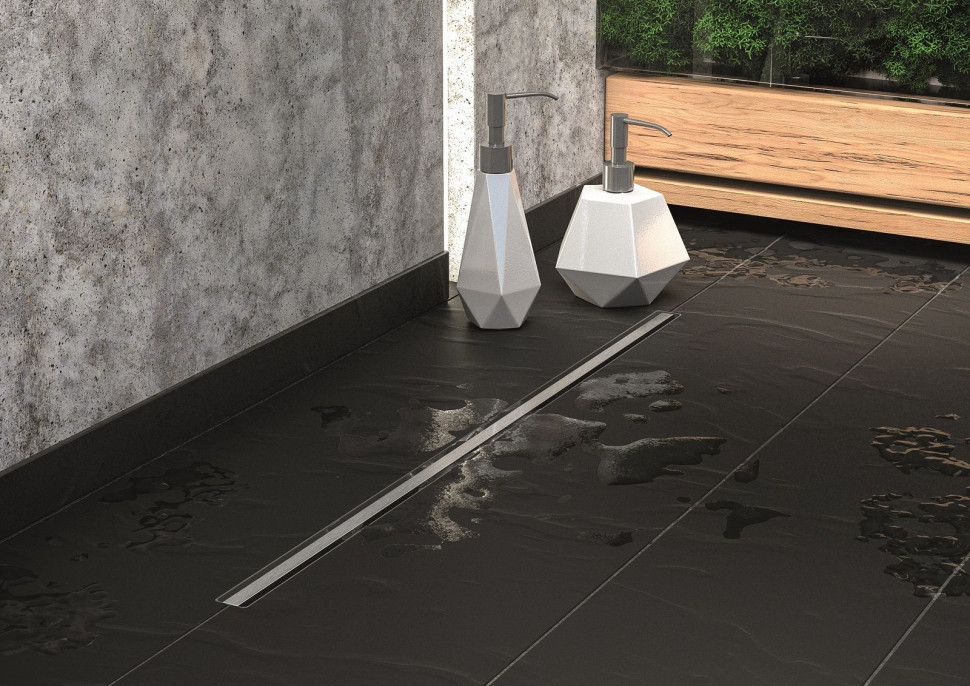 Prysznicowy odpływ liniowy zamontowany przy ścianie kabiny