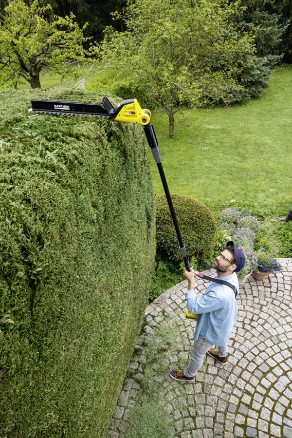 Przycinanie najwyższych partii krzewów umożliwia sprzęt na wysięgniku