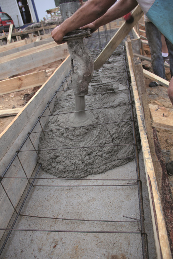 Zbrojenie typowej ławy fundamentowej zalewane betonem z gruszki