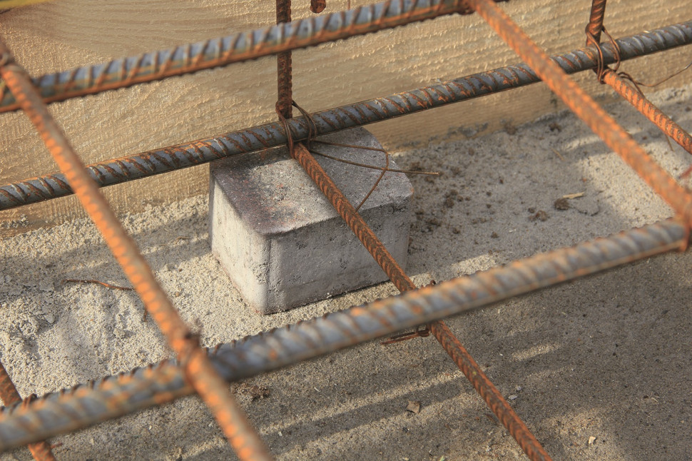 Zbrojenie ław ułożone na betonowych kostkach - pręty zbrojeniowe będą miały właściwą otulinę