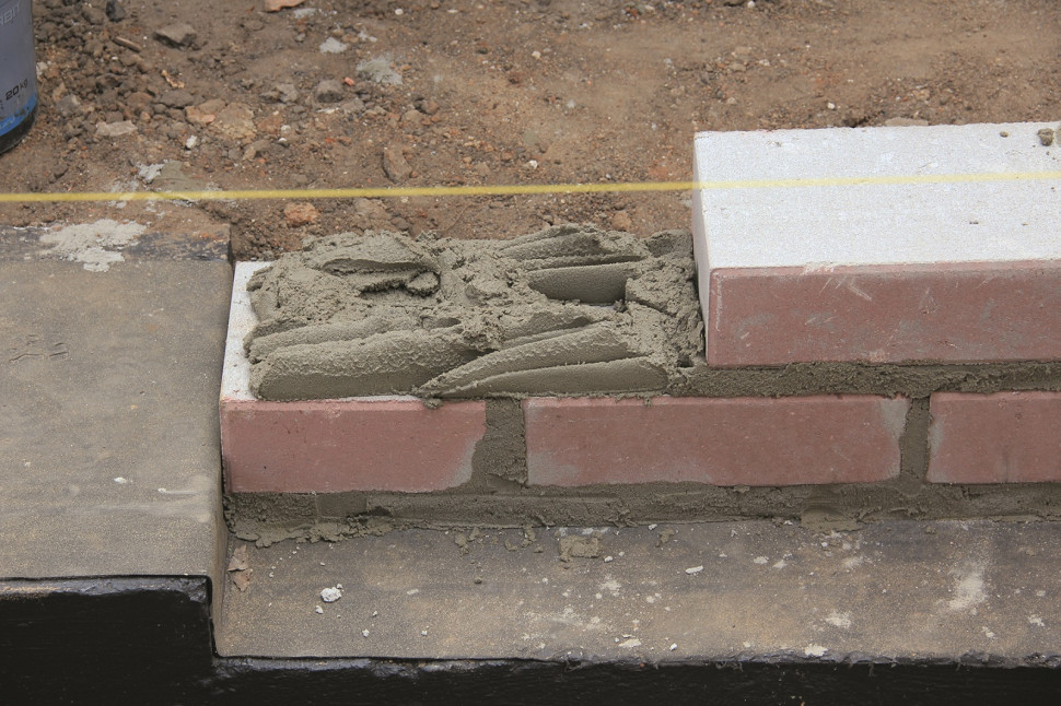 Hydroizolacja z papy ułożona na ławie fundamentowej. Na niej stawia się ścianę z bloczków