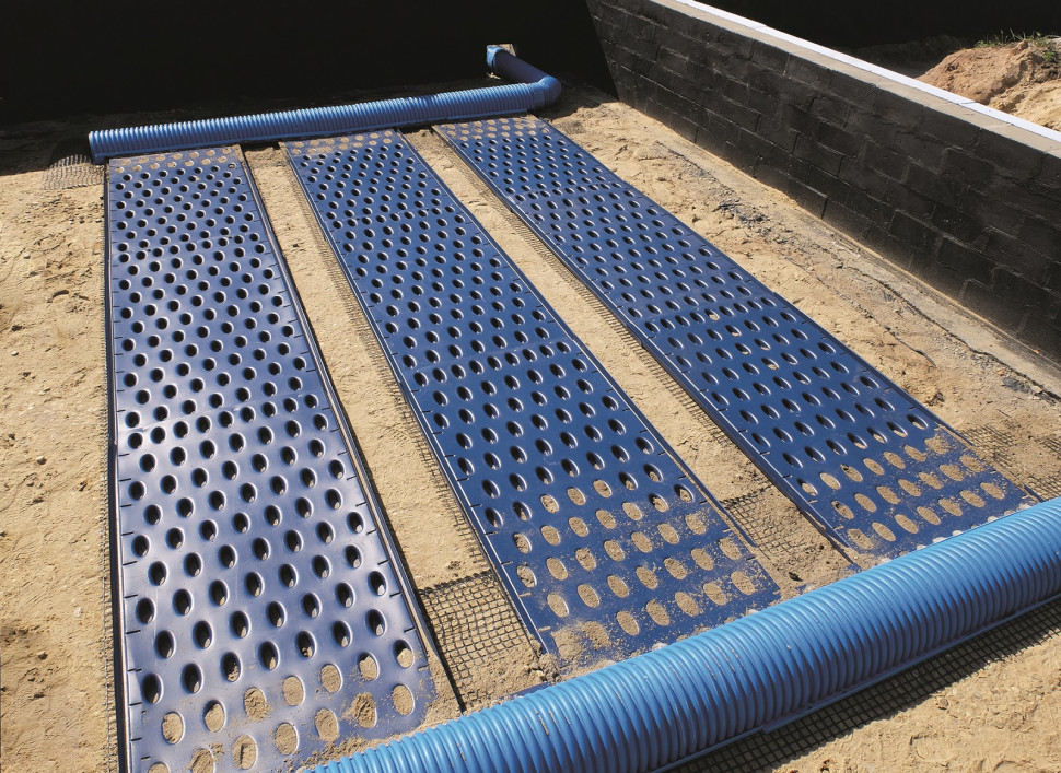 Płytowy gruntowy wymiennik ciepła umieszczony pod domem, w obrysie fundamentów