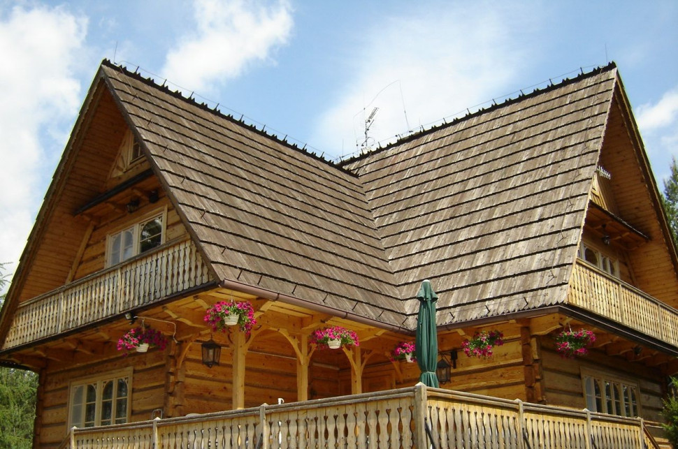 Pokrycie dachowe z gontów w domu z bali