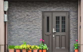 Postaw na bezpieczeństwo swojego domu - inteligentne drzwi 