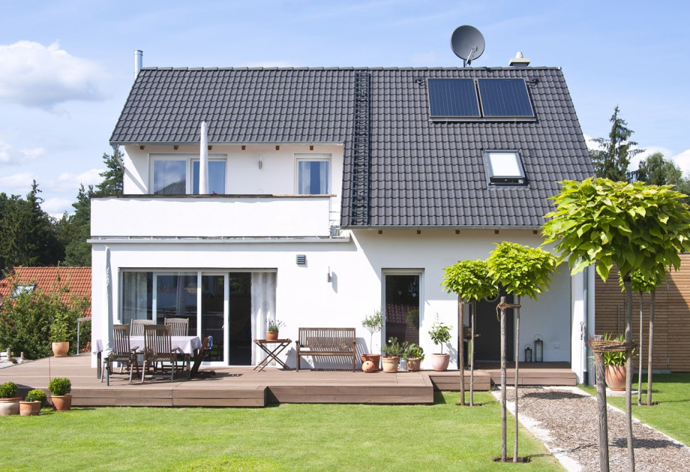 Jedynka Fasadowa Biała na elewacji budynku. fot. Tikkurila