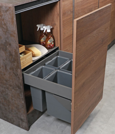 Szuflada Slim Box z pojemnikami do do segregacji odpadów marki REJS. Fot. REJS