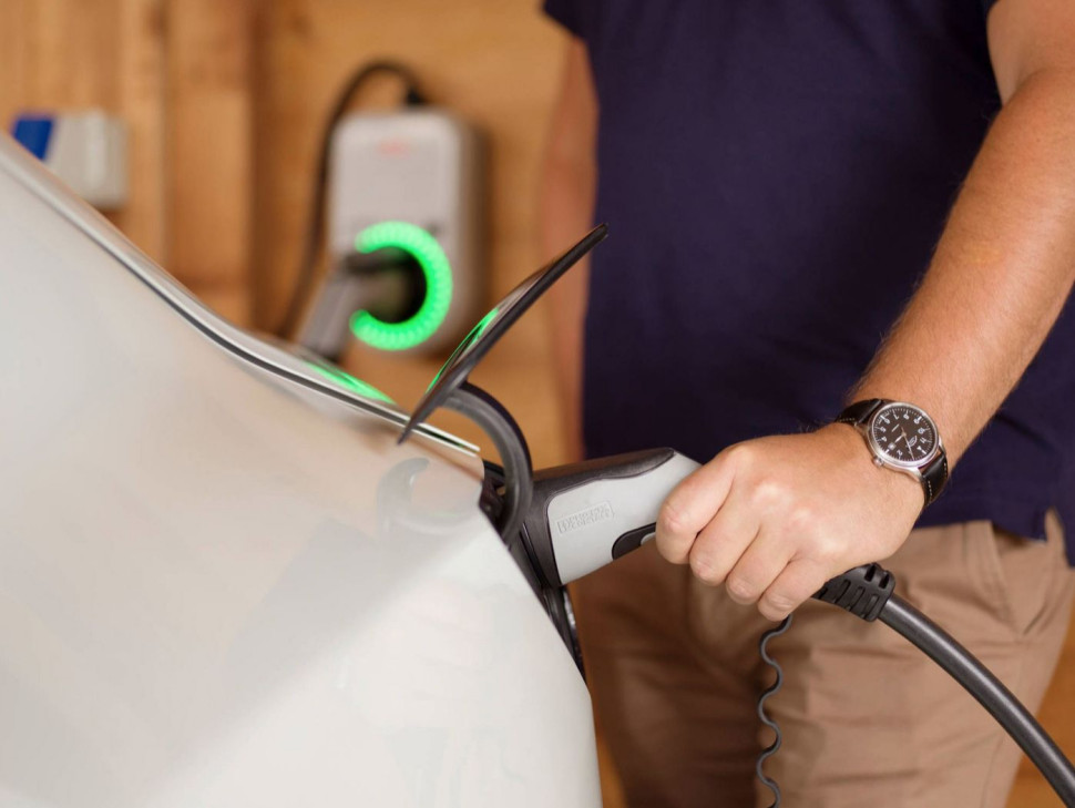 Połączenie e-mobilności z instalacją PV przynosi wiele dodatkowych korzyści.