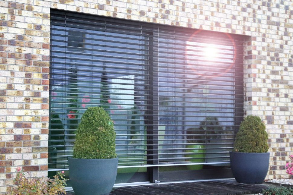 Jedną z najważniejszych cech rolet jest możliwość ograniczenia ilości promieni słonecznych wpadających do wewnątrz. fot. OknoPlus