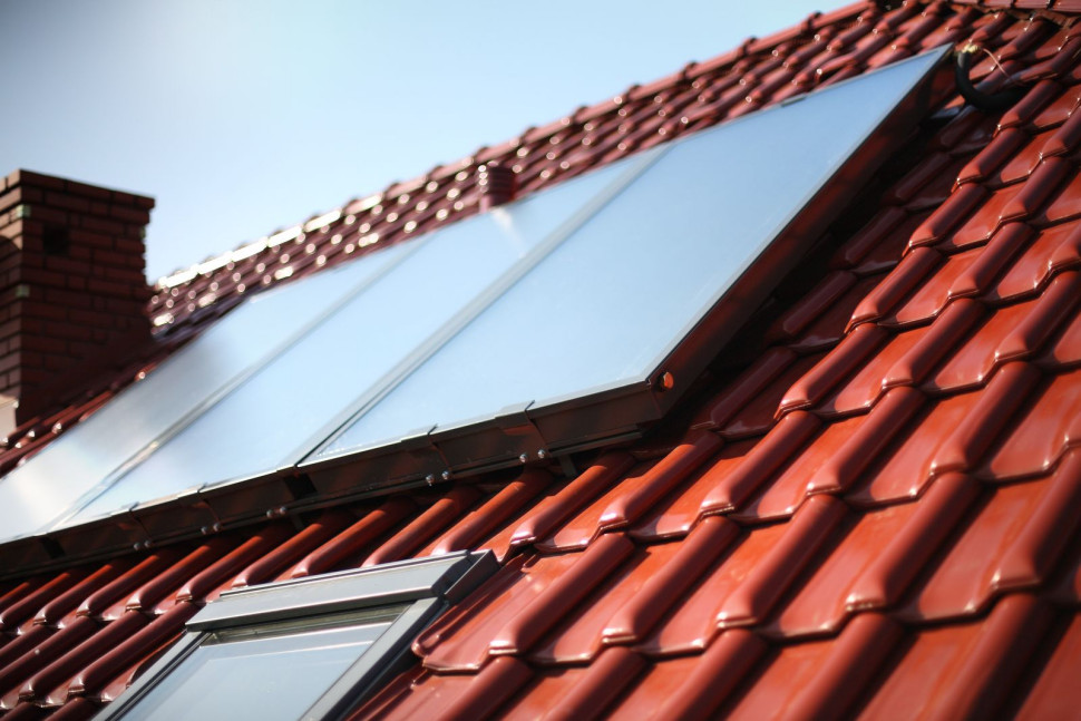 Solary zamontowane na skośnym dachu