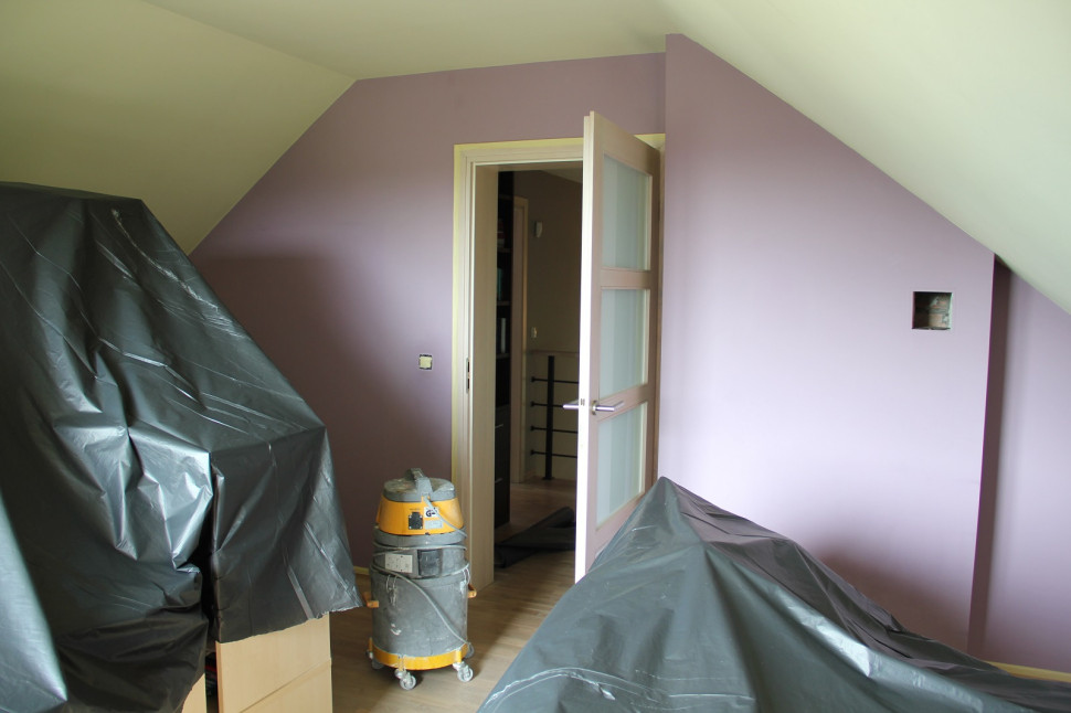 Przed malowaniem meble odsuwamy od ścian i osłaniamy folią