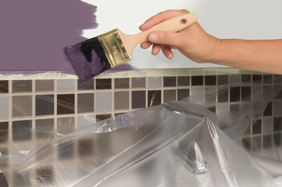Powierzchnie, których nie chcemy zabrudzić, zabezpieczamy folią i taśmą malarską