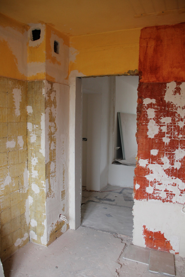 Stare płytki skute, ściana przygotowana do obłożenia nową okładziną