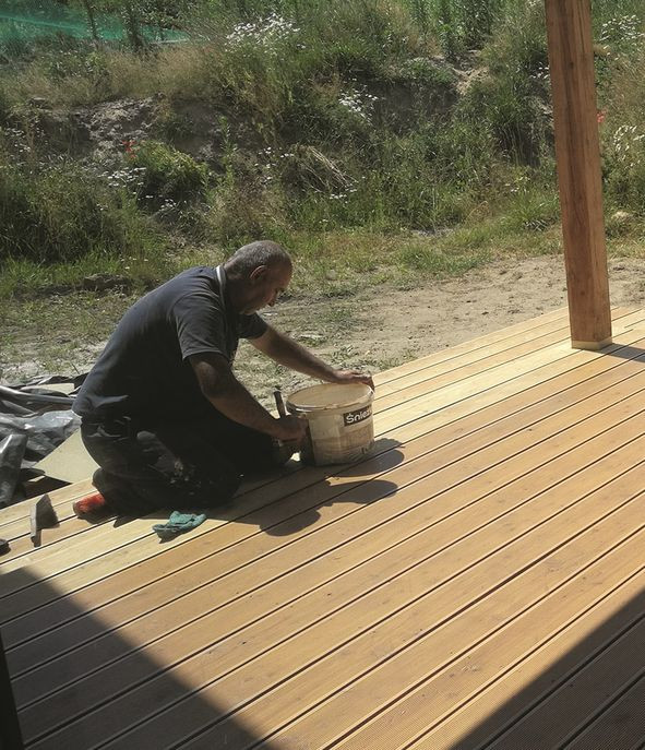 Zabezpieczanie desek tarasowych olejem lub impregnatem