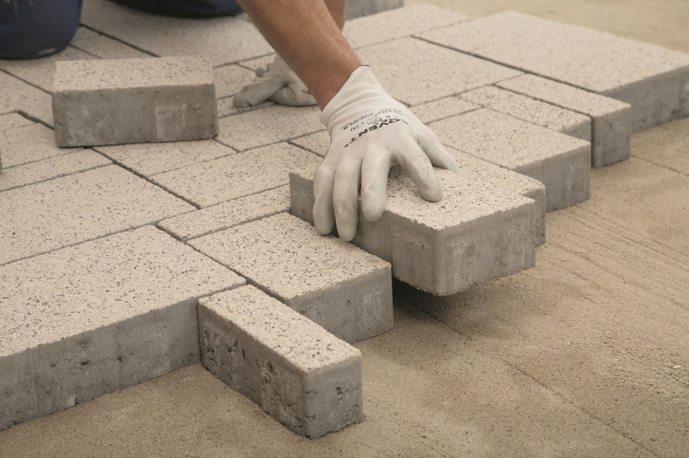 Układanie kostki betonowej na tarasie na gruncie