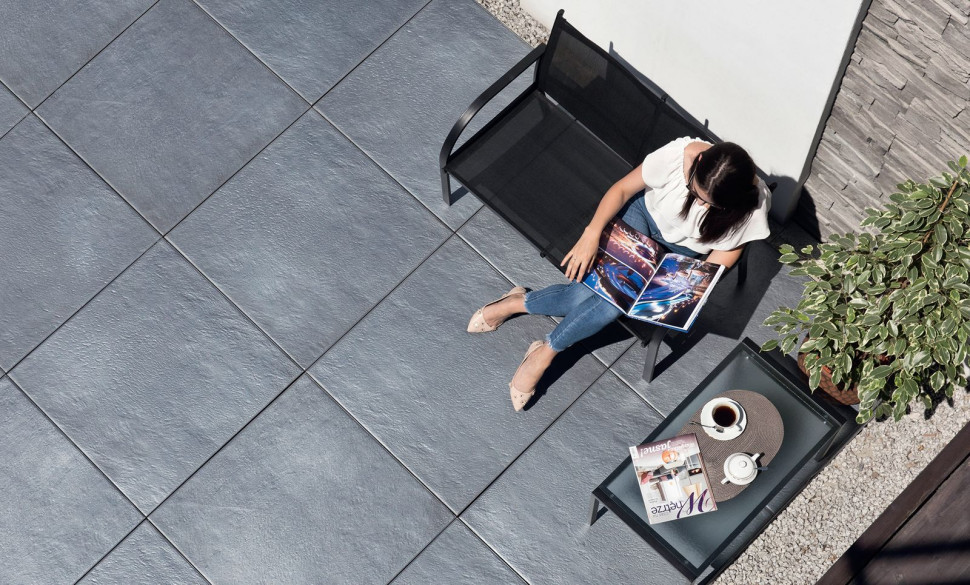 Szare płyty betonowe na tarasie na gruncie