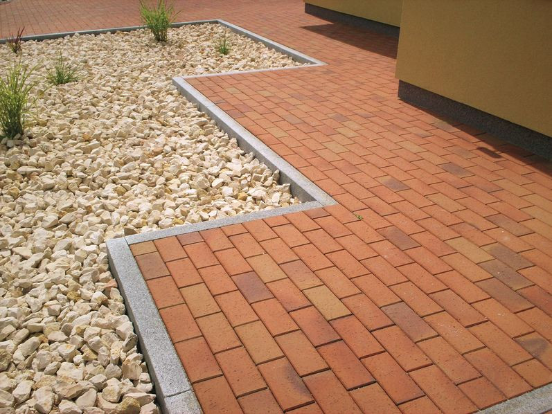 Bruk klinkierowy w tradycyjnych kolorach pasuje do elewacji w podobnych odcieniach